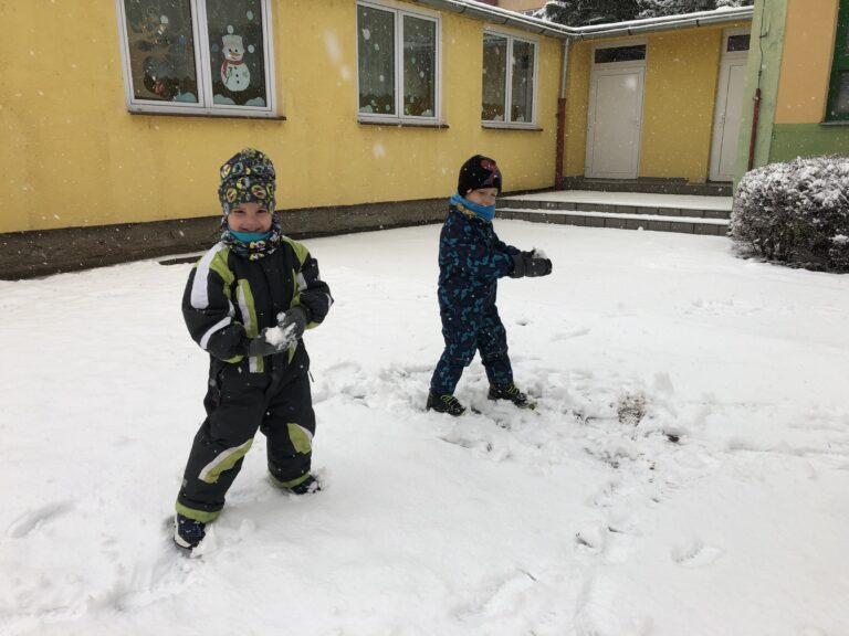 2. třída si hrála se sněhem
