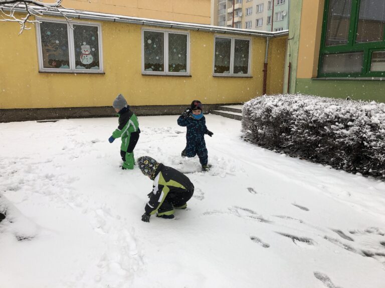 2. třída si hrála se sněhem