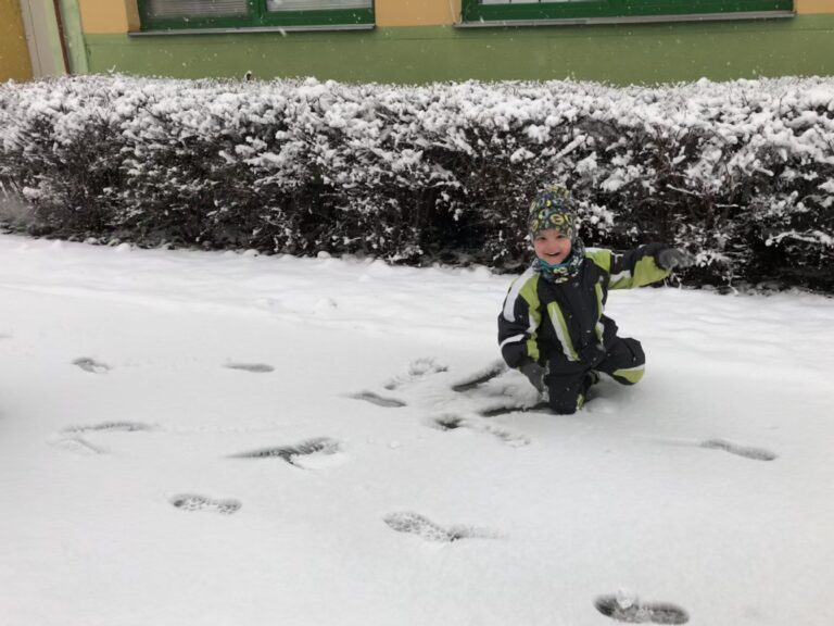 2. třída si hrála se sněhem