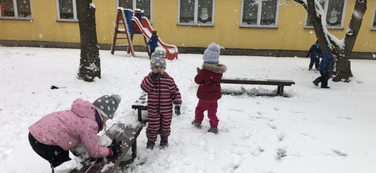 2. třída si hrála se sněhem